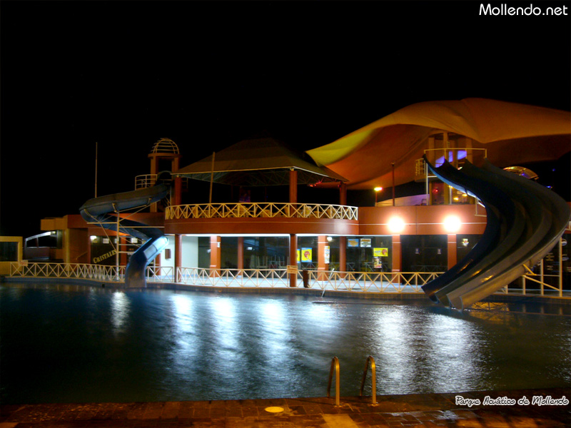 Vista nocturna de una piscina
