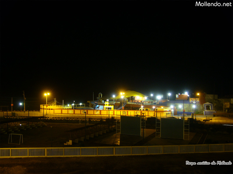 Vistas complejos acuaticos de noche