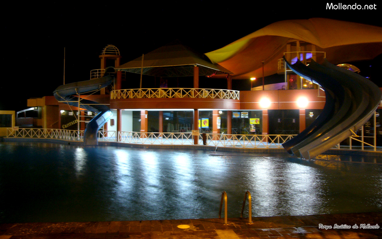 Vista de noche de una piscina