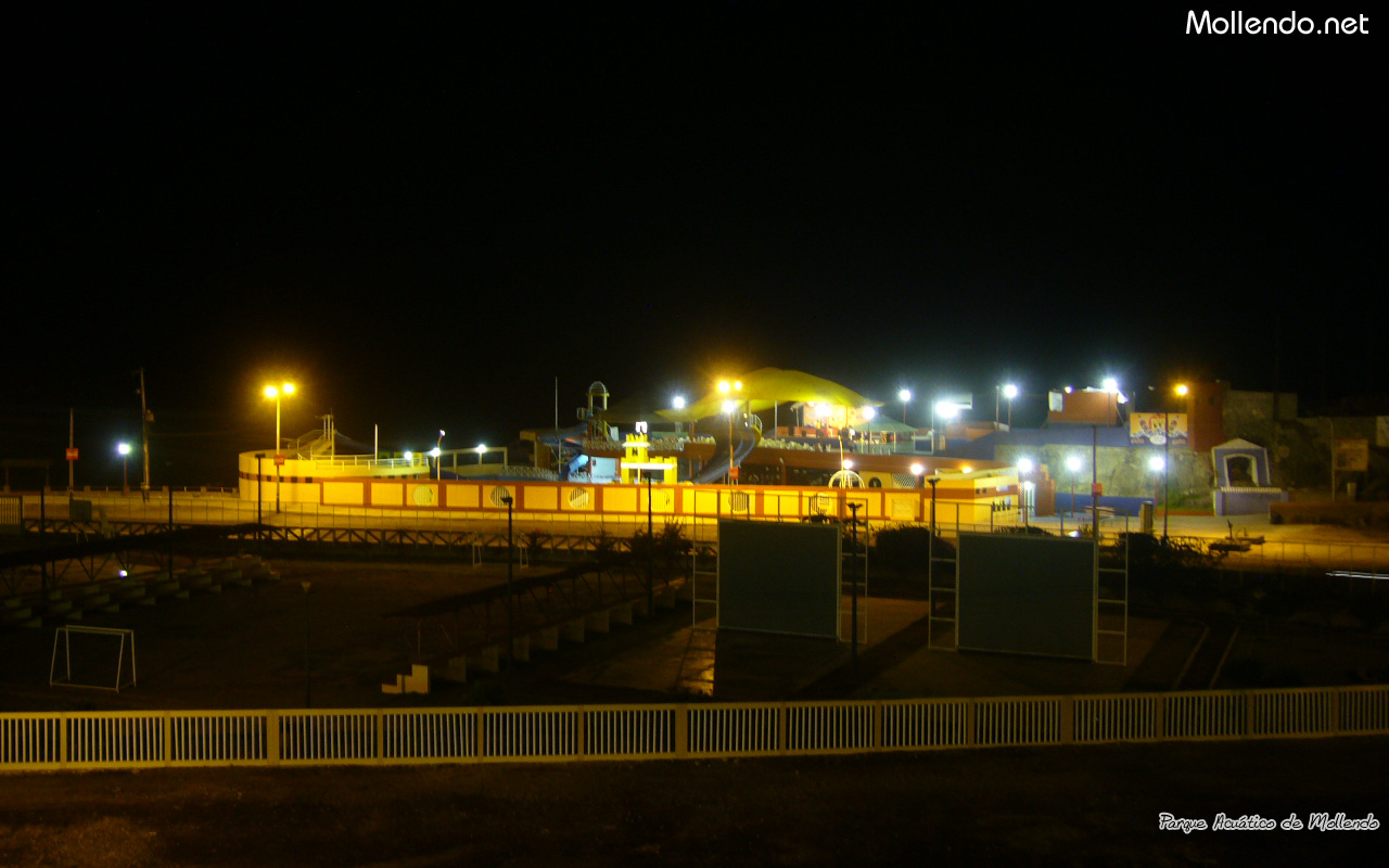 Vistas complejos acuaticos de noche