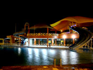 Vista nocturna del Parque Acuático de Mollendo